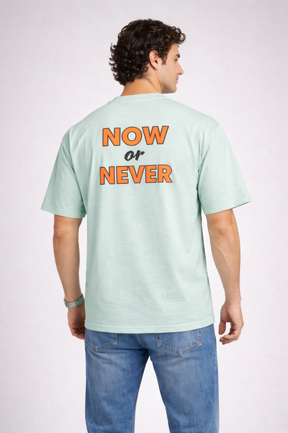 TS-5004 Herren T-Shirt “NOW OR NEVER” – Oversized Streetwear T-Shirt mit Backprint