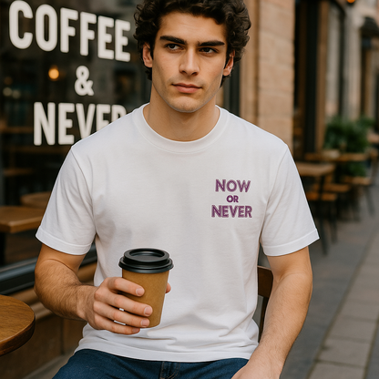 TS-5004 – Herren T-Shirt „NOW OR NEVER“ – Dein Moment. Dein Stil.